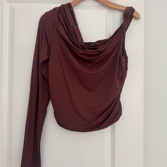 Zara Tops - NEW ZARA maroon colored women’s one sleeve shoulder twist shirt top size XL